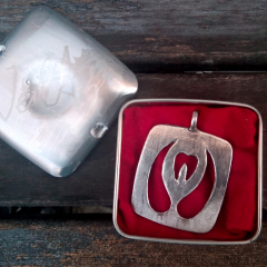 ESCHSCHLORAQUE LOGO PENDANT